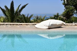 Bazén v ubytování Paros Butterfly Villas nebo v jeho okolí