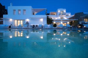 Bazén v ubytování Paros Butterfly Villas nebo v jeho okolí