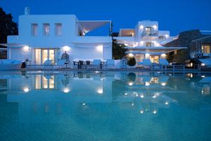 Villa con piscina por la noche en Paros Butterfly Villas, en Pounda