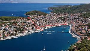 eine Luftansicht einer Stadt mit Hafen in der Unterkunft Apartments Vidulić in Mali Lošinj