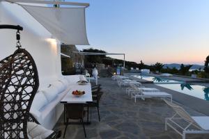 Bazén v ubytování Paros Butterfly Villas nebo v jeho okolí