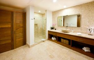 Kamar mandi di Sublime Samana
