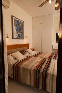 Un dormitorio con una cama grande con una manta a rayas. en Annita Court Bock B, Apt3, en Ayia Napa