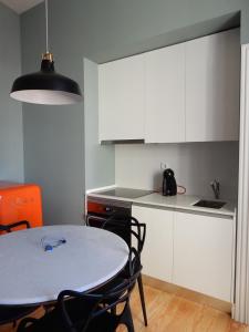 Porto Traveler Apartmentにあるキッチンまたは簡易キッチン