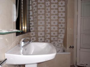 Koupelna v ubytování Hostal Lima + 37 fotografií