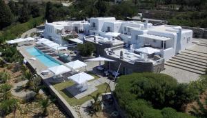 Bazén v ubytování Paros Butterfly Villas nebo v jeho okolí