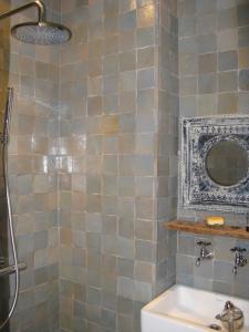 uma casa de banho com um chuveiro, um WC e um espelho. em De Epicurist em Hasselt