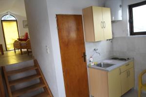 O bucătărie sau chicinetă la Apartments Popović