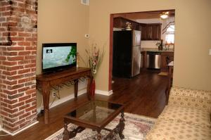 ein Wohnzimmer mit einem Flachbild-TV auf einem Tisch in der Unterkunft Historic Luxury Two Bedroom Apartment in St. Augustine