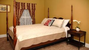 En eller flere senge i et værelse på Historic Luxury Two Bedroom Apartment