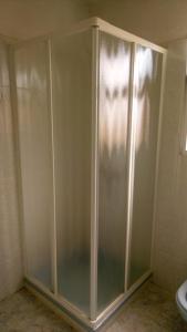サンタナにあるCasa Reisのバスルーム(ガラス張りのシャワーブース、トイレ付)