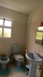 La salle de bains est pourvue de toilettes et d'un lavabo. dans l'établissement Casa Reis, à Santana