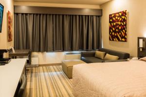 Postel nebo postele na pokoji v ubytování Le Chabrol Hotel & Suites