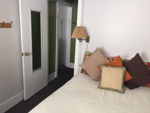 Ein Bett oder Betten in einem Zimmer der Unterkunft Catalina Island Seacrest Inn