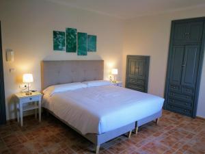 A bed or beds in a room at Hotel Ronda Moments