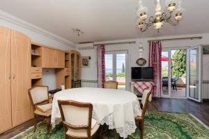 Posedenie v ubytovaní Apartments and Room Luka