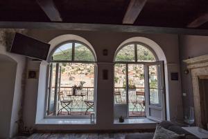 ドゥブロヴニクにあるApartment CATIVLAのリビングルーム(大きな窓2つ、バルコニー付)