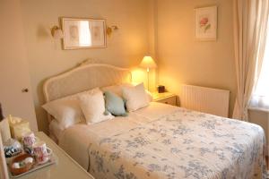 ein Schlafzimmer mit einem Bett mit Kissen darauf in der Unterkunft Courtland in Stratford-upon-Avon