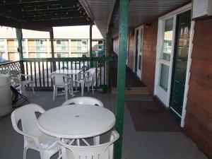 En balkon eller terrasse på Airways Motel