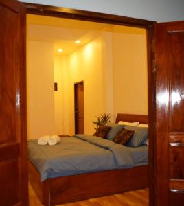 um reflexo de espelho de uma cama num quarto em Sweetville Home em Sangkhla Buri