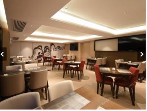 Guangzhou City Join Hotel Shipai Qiao Branch في قوانغتشو: صورتين للمطعم بطاولات وكراسي