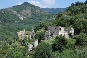 an old building on the side of a mountain at La Rosa dei Venti in Erli