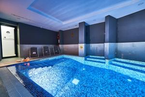 Bazén v ubytování Perla Residence Hotel & SPA nebo v jeho okolí