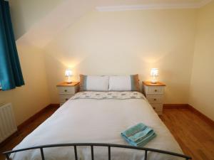 um quarto com uma cama grande e 2 mesas de cabeceira em Benbulben View em Tullaghan