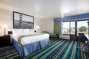 Un pat sau paturi într-o cameră la Super 8 by Wyndham Vallejo/Napa Valley