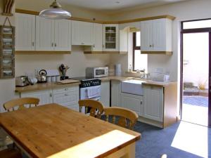 A kitchen or kitchenette at Kilkee Cottage