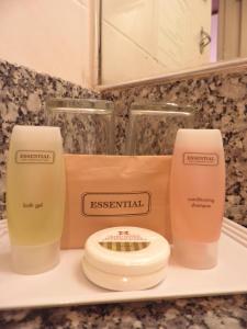 Un mostrador de baño con dos productos complementarios. en Hotel Grand Continental Kuching en Kuching