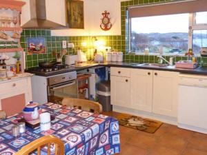 Una cocina o zona de cocina en The Lake House, Connemara