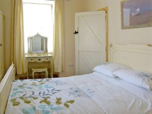 Cama ou camas em um quarto em Kilkee Cottage