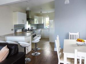 uma cozinha com um sofá, uma mesa e um balcão em Loistin Coimin em Ballybofey