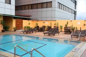 Bazén v ubytování Hotel Grand Continental Kuching nebo v jeho okolí