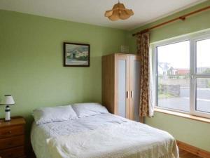um quarto com uma cama branca e uma janela em 5 Rinevilla View em Cross