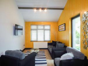 un soggiorno con due divani e un tavolo di Hidden Gem Cabin a Dungloe