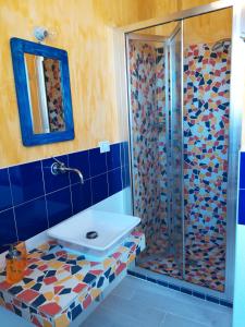 A bathroom at Villetta Degli Oleandri