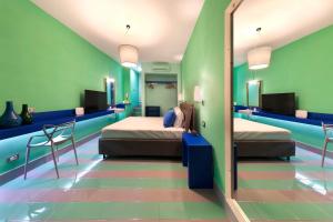 una camera con due letti e uno specchio di Suite Home Sorrento a Sorrento