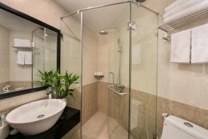 Ένα μπάνιο στο Serenity Diamond Hotel