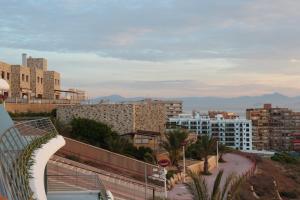 une vue d'une ville avec des bâtiments et une rue dans l'établissement Infinity View, à Arenales del Sol