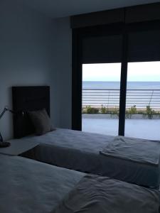 - 2 lits dans une chambre avec vue sur l'océan dans l'établissement Infinity View, à Arenales del Sol 52 autres photos