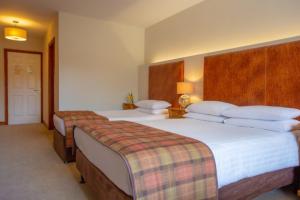 Voodi või voodid majutusasutuse Lydons Lodge Hotel toas