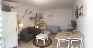sala de estar con sofá y mesa en Grand Studio Carrée d'Or - Les Méridiens, en Cannes