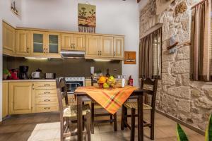 une cuisine avec une table et un chiffon de table. dans l'établissement Akrolithos Apartments, à Ierápetra