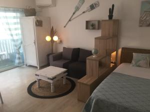 uma sala de estar com uma cama e um sofá em Grand Studio Carrée d'Or - Les Méridiens em Cannes