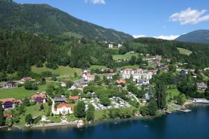 an aerial view of a resort on a lake at Camping Neubauer - Mobilheime in Millstatt