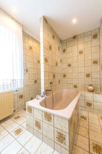 Un baño grande con bañera en una habitación. en Ferienwohnung Familie Bauer, en Rimlingen 12 fotos más