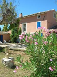 una casa con fiori rosa di fronte di Le Mas De La Cigale Bleue, Caumont Sur Durance a Caumont-sur-Durance