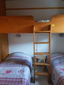 Camping les Auches tesisinde bir ranza yatağı veya ranza yatakları